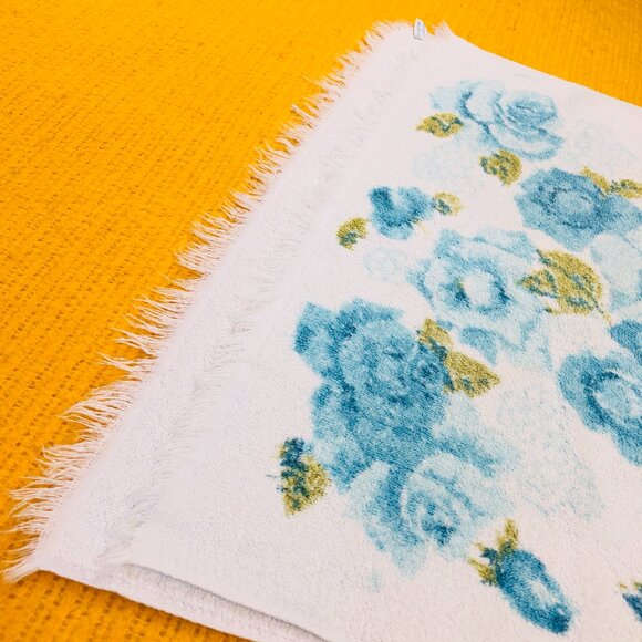 Vintage 60s CANNON Blue Cabbage Rose Bouquet Decorative Fringed Towel 22" x 36" - Picture 7 of 10